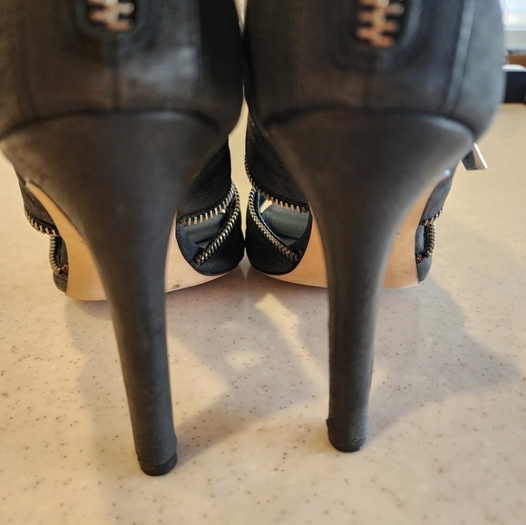 Arnold Churgin  Black Leather Zipper Detail  Heel Women's Bootie  Size 7 - Picture 5 of 7